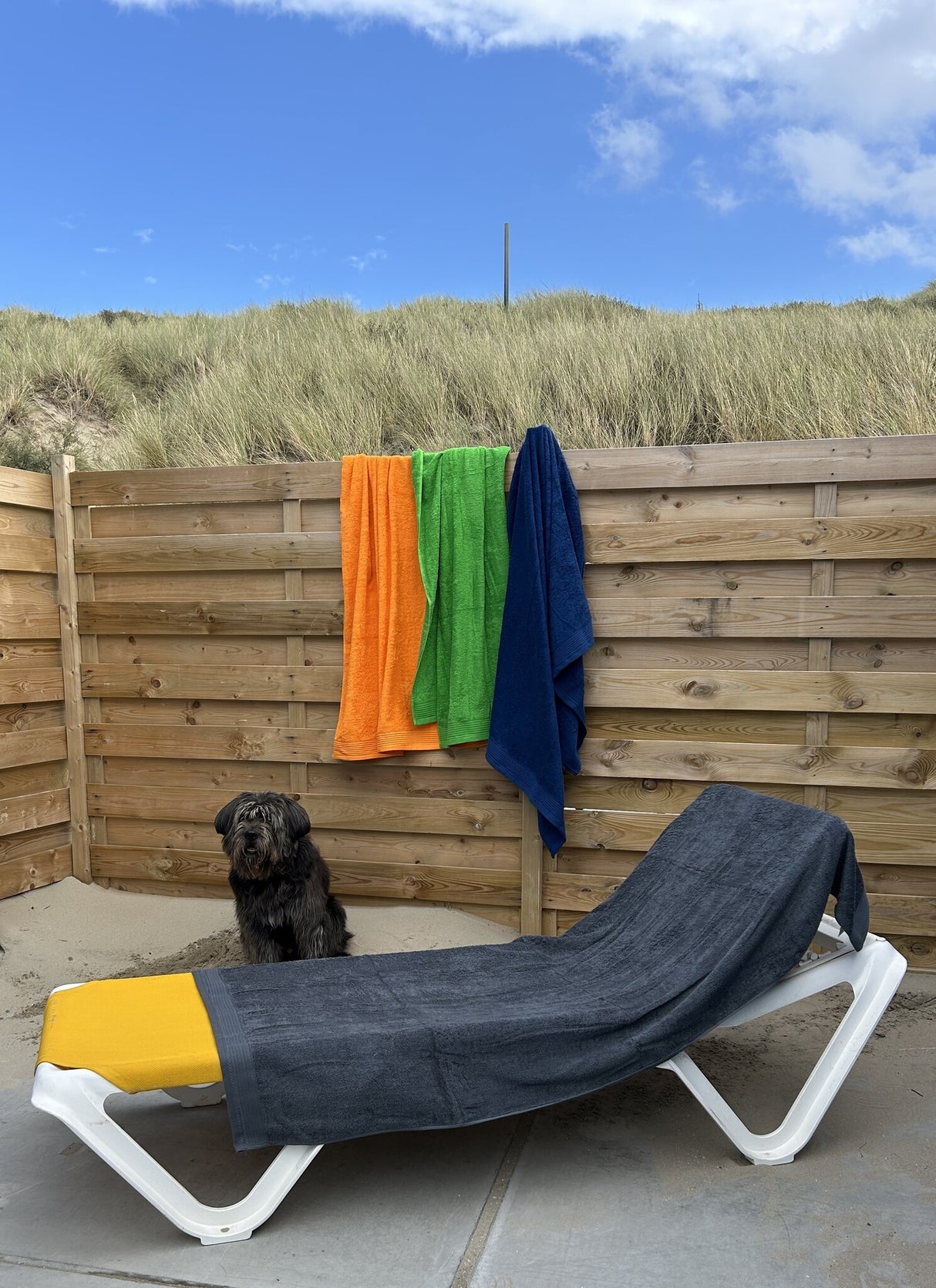 Donkergrijs strandlaken