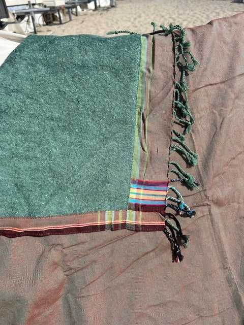 Olivfarbenes Strandtuch