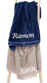 Velours strandlaken met borduring