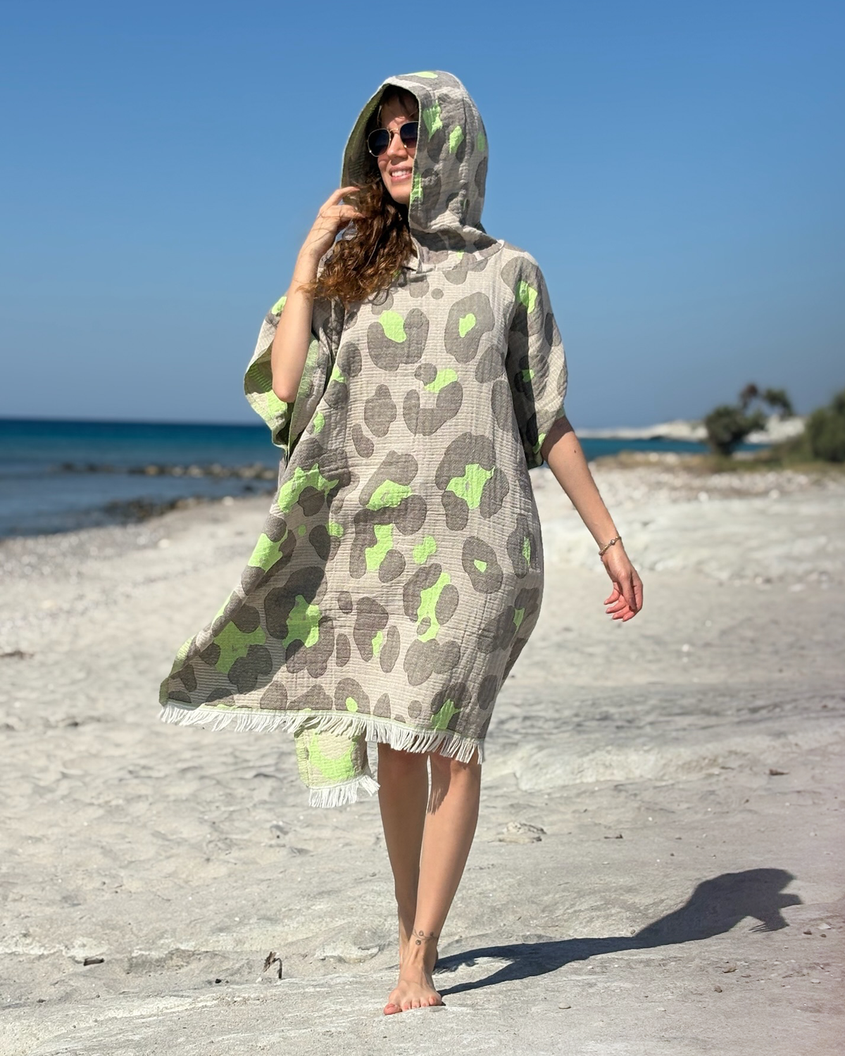 Neon Safari sneldrogende katoenen strandponcho met capuchon - groen