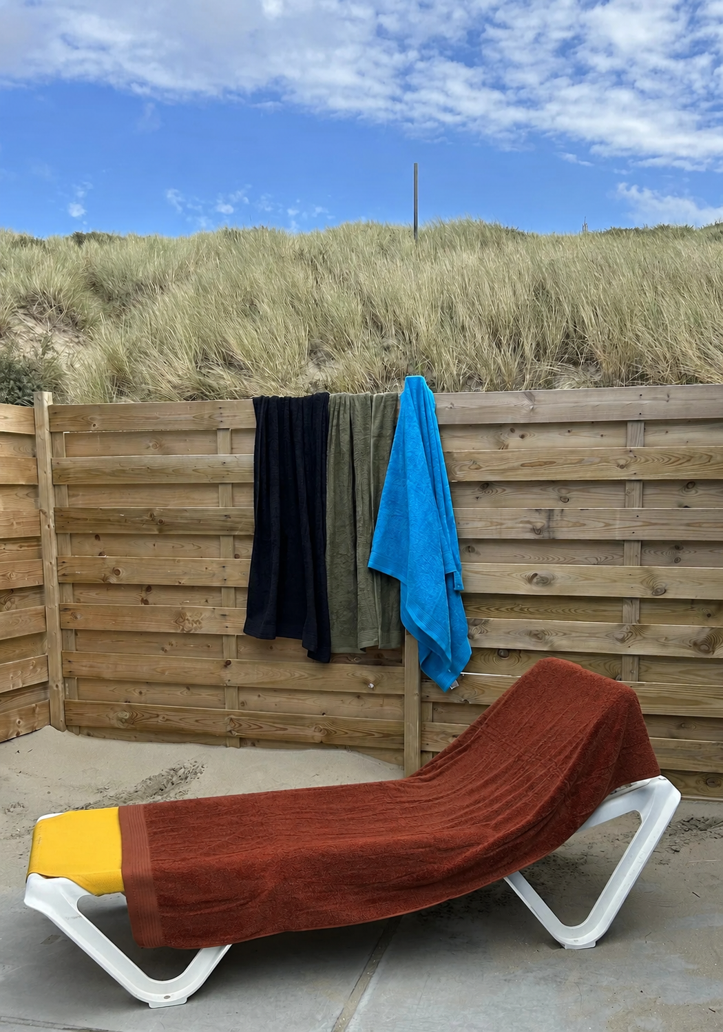 Taupefarbenes Strandtuch