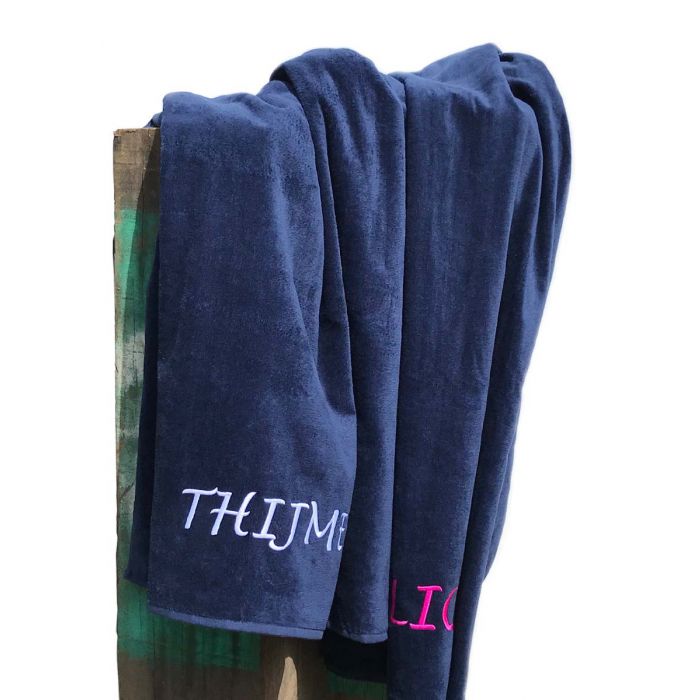 Velours strandlaken met borduring